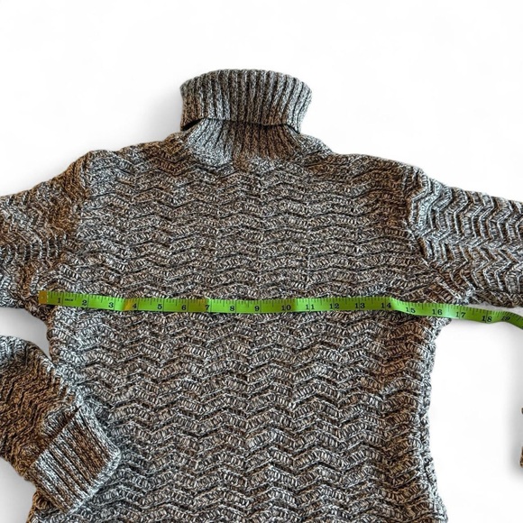 Gray Chevron Knit Turtleneck Sweater - Picture 3 of 4
